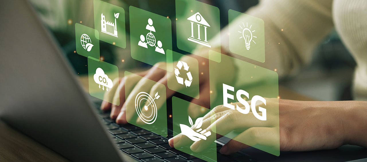 European Sustainability Reporting Standards (ESRS) – Eine Zeitenwende in der Nachhaltigkeitsberichterstattung? Symbolhafte Darstellung von ESG-Kriterien auf digitalen Icons über einer Person, die am Laptop arbeitet.